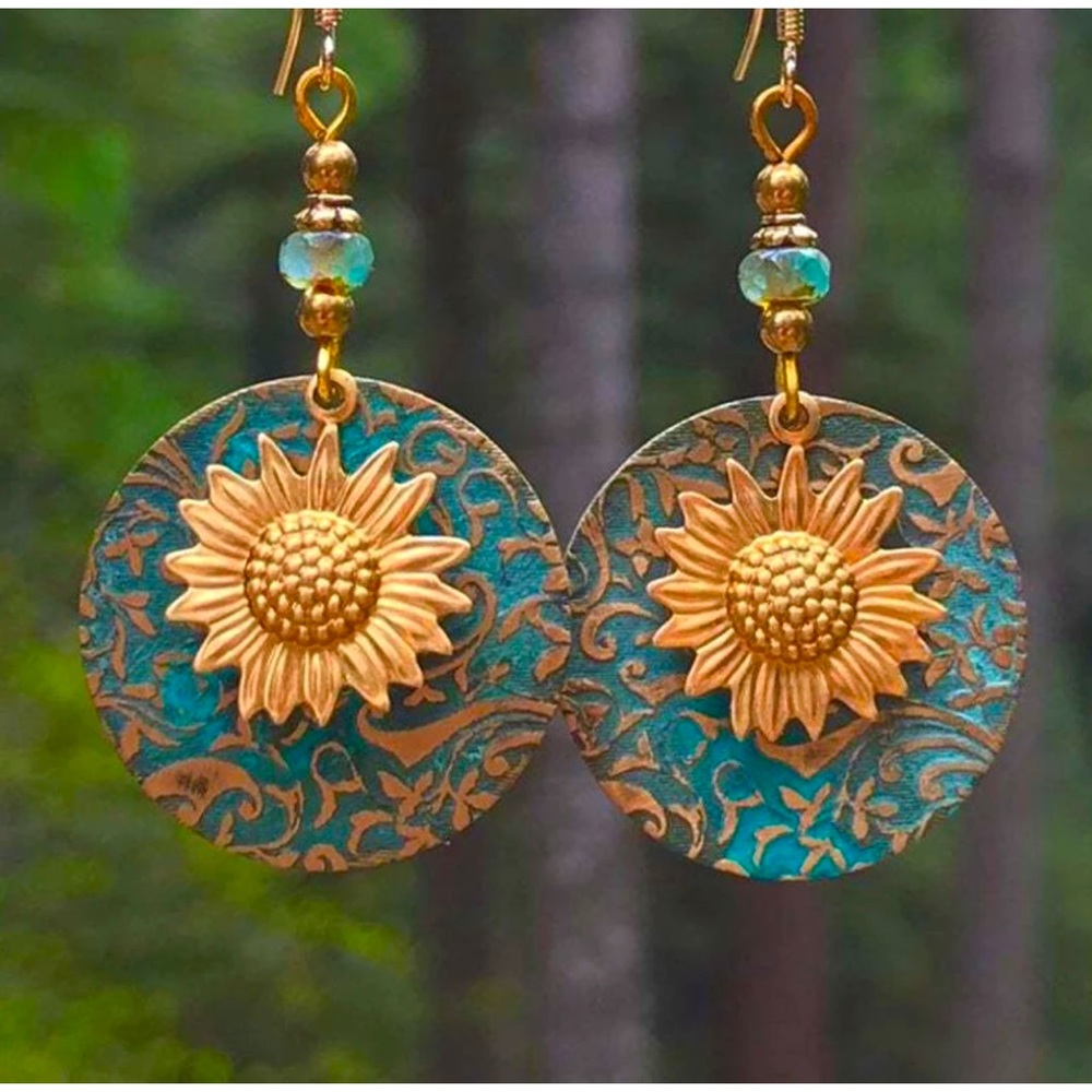 Beautiful Boho Sun earrings ☀️ Turquoise in color with gold accent 💫